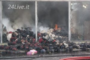 IncendioLea-31-300x200 Incendio ai magazzini Lea. E' stata riaperta al transito la via Operai