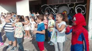 14339977_10210838684309231_1406034629_o-300x169 Benvenuti a scuola: Spiderman ed Olaf accolgono le prime classi dell'I.C. Militi