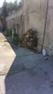 cimiterosporco5-169x300 Barcellona, degrado al cimitero comunale: la segnalazione dei nostri lettori