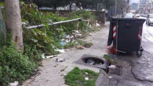 tombinoviaCattafi1-300x169 Segnalato tombino senza coperchio nei pressi dell'Ospedale Cutroni Zodda