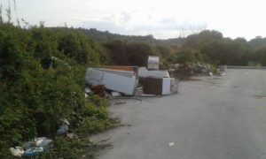 rifiuti-3-300x180 Degrado a Fondaco Nuovo e dintorni, Gitto del Gruppo Misto presenta un'interrogazione al Sindaco