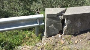 IMG-20170506-WA0002-300x169 Tratto di muro guard-rail crollato in via Foscolo, la segnalazione di Barcellona Lab