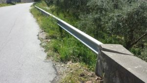 IMG-20170506-WA0006-300x169 Tratto di muro guard-rail crollato in via Foscolo, la segnalazione di Barcellona Lab