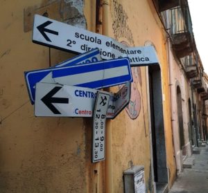 WhatsApp-Image-2018-05-11-at-07.50.18-300x279 Barcellona, cartelli stradali bizzarri: la segnalazione