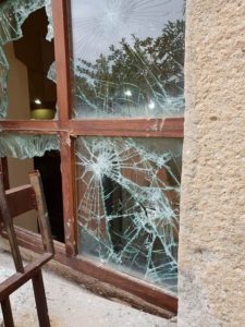 IMG-20180926-WA0042-225x300 Barcellona, vandali danneggiano una delle finestre della Chiesa dei Cappuccini