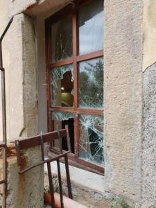 IMG-20180926-WA0043-225x300 Barcellona, vandali danneggiano una delle finestre della Chiesa dei Cappuccini