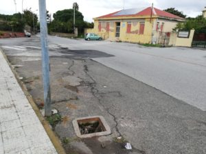 WhatsApp-Image-2018-11-19-at-22.01.43-300x225 Barcellona, pericolo in via Battifoglia per un tombino aperto nei pressi della Scuola dell'Infanzia