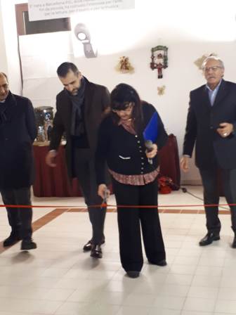 MOSTRA-PRESEPI-CUTRONI-TAGLIO-DEL-NASTRO Arte presepiale a Barcellona, inaugurata la mostra “Gli Angeli esultano” di Cettina Cutroni.